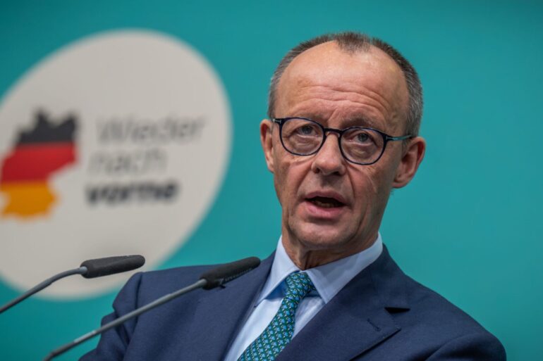 Unionskanzlerkandidat Merz will mit Bundestagsanträgen eine härtere Migrationspolitik erreichen.