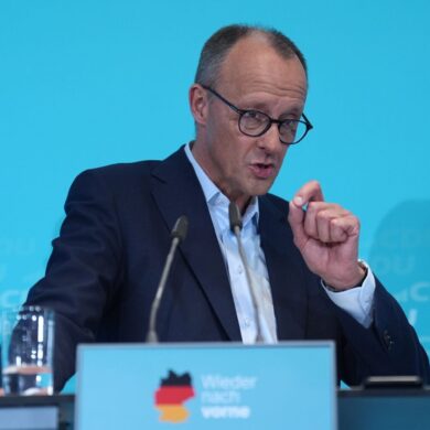 Die CDU justiert ihre zentralen Themen im Wahlkampf: Wirtschaft und innere Sicherheit. Auf eine mögliche Politikwende in den USA blickt der Kanzlerkandidat gelassen. Ziehen die Umfragewerte jetzt an?