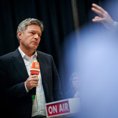 Nach seinem Talk bei Deutschlandfunk Kultur beantwortet Robert Habeck, Bundeswirtschaftsminister und Kanzlerkandidat der Grünen, Fragen von Reporterinnen.
