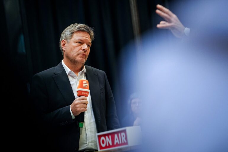 Nach seinem Talk bei Deutschlandfunk Kultur beantwortet Robert Habeck, Bundeswirtschaftsminister und Kanzlerkandidat der Grünen, Fragen von Reporterinnen.