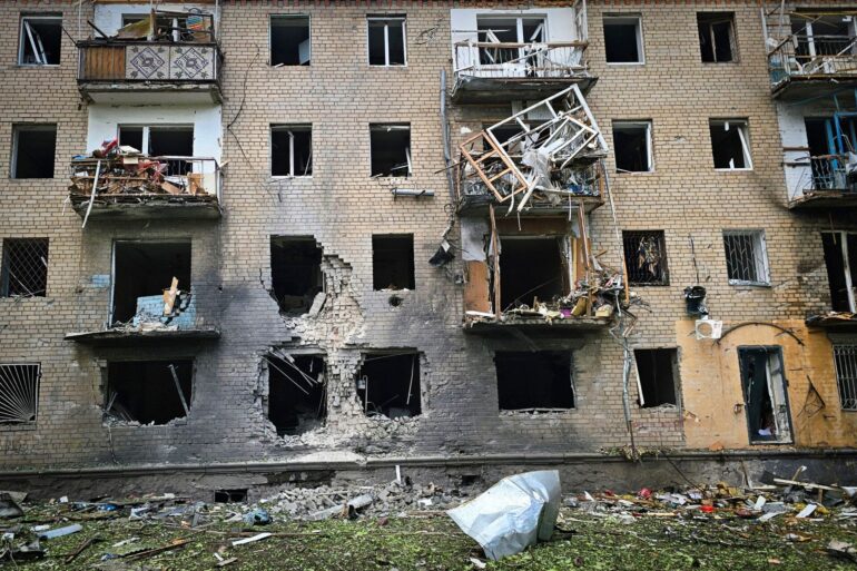 Entlang der Frontlinie in der Ukraine werden auch Wohngebiete immer wieder beschossen. (Archivbild)
