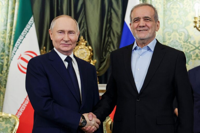 Der russische Präsident Wladimir Putin (l.) und der iranische Präsident Massud Peseschkian besiegeln eine strategische Partnerschaft.