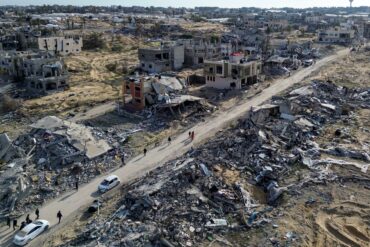 Im weitgehend verwüsteten Gazastreifen hat nach mehr als 15 Monaten Krieg eine Waffenruhe begonnen.