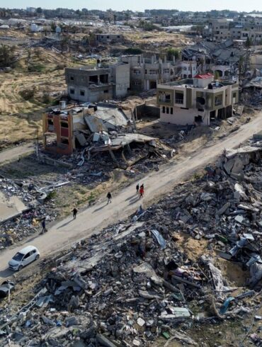 Im weitgehend verwüsteten Gazastreifen hat nach mehr als 15 Monaten Krieg eine Waffenruhe begonnen.