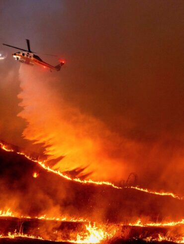Das Flammeninferno wütet weiter ungebremst - angetrieben von starken Winden.