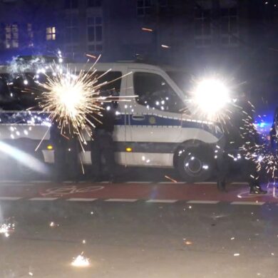 Angriffe auf Rettungssanitäter sowie auf Einsatzkräfte von Polizei und Feuerwehr haben die Politik auf den Plan gerufen. (Archivbild)
