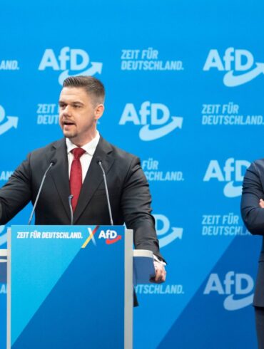 Hannes Gnauck (hier am Rednerpult), ist AfD-Bundestagsabgeordneter und Bundesvorsitzender der Jungen Alternative Deutschland (JA). Er spricht sich auf dem Parteitag in Riesa - ebenso wie der neben ihm stehende Brandenburger AfD-Landtagsabgeordnete Dennis Hohloch - für eine Neugründung der Parteijugend aus.