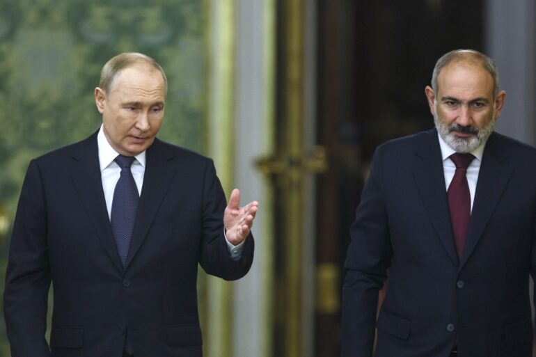 Das Verhältnis zwischen Kremlchef Wladimir Putin und Armeniens Premier Nikol Paschinjan gilt als gespannt. (Archivbild)