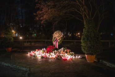Mit Kerzen und Blumen wird an die Opfer erinnert.