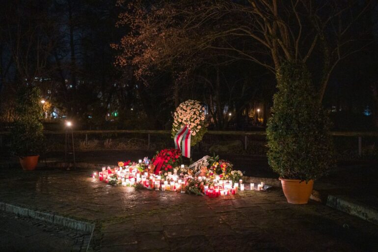 Mit Kerzen und Blumen wird an die Opfer erinnert.