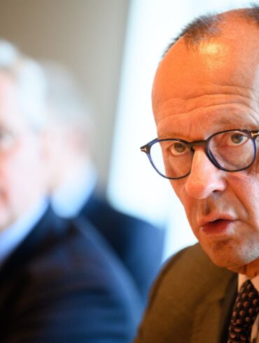 Unions-Kanzlerkandidat Merz will im Bundestag noch vor der Wahl über eine schärfere Migrationspolitik abstimmen lassen. AfD und BSW signalisieren Zustimmung. Die FDP lässt ein Ja vorerst offen.
