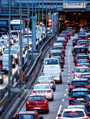 Immer mehr Menschen kehren zurück ins Büro - und die Straßen werden voller. «Die Homeoffice-Zeit ist in vielen Branchen vorbei», sagt Stauexperte Schreckenberg. (Archivbild)