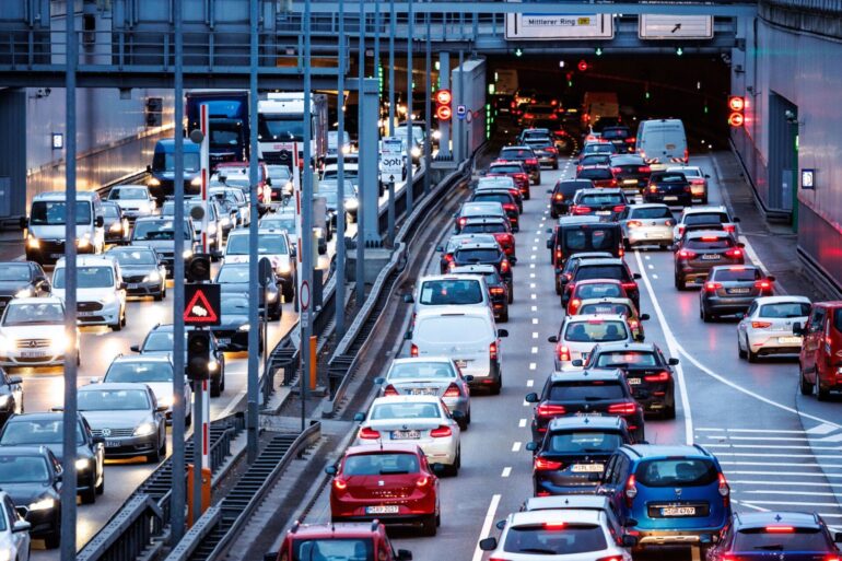 Immer mehr Menschen kehren zurück ins Büro - und die Straßen werden voller. «Die Homeoffice-Zeit ist in vielen Branchen vorbei», sagt Stauexperte Schreckenberg. (Archivbild)