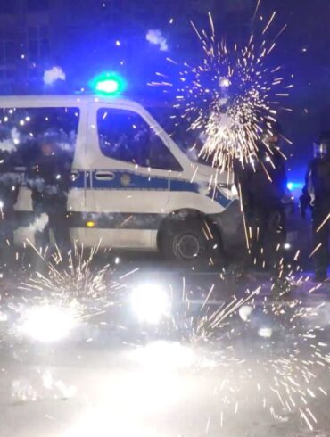 Die Silvesterrakete, die ein Influencer in ein Wohnhaus schoss, hat glücklicherweise niemanden verletzt. (Symbolbild)