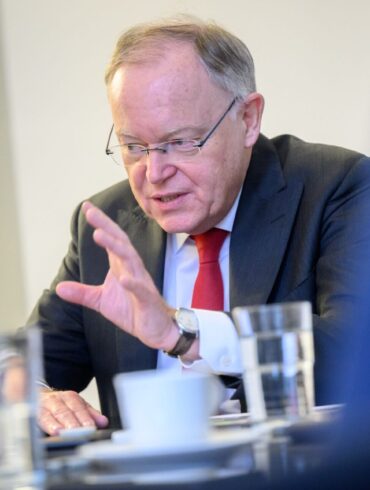 Deutschland sei das einzige Industrieland, das versuche, durch Sparen ans Ziel zu kommen, sagt Niedersachsens Ministerpräsident Weil. (Archivbild)