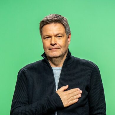 Die Grünen haben Robert Habeck im November zu ihrem Kanzlerkandidaten gemacht. Bei ihrem Programmparteitag in Berlin gibt es - verglichen mit den frühen Jahren der Partei - wenige kontroverse Debatten.