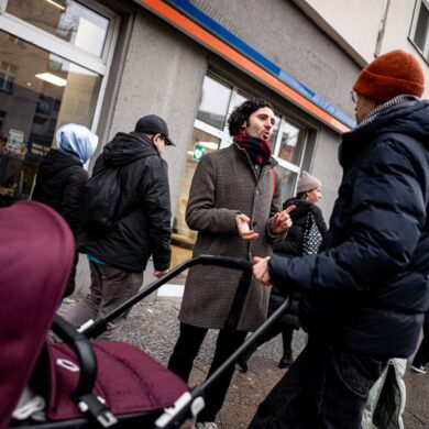 Wenn Hakan Demir, Bundestagsabgeordneter der SPD, in seinem Wahlkreis Berlin-Neukölln unterwegs ist, wird er häufig auf der Straße angesprochen. Manchmal geht es in den Gesprächen um Fragen des Asylrechts oder um faire Löhne.