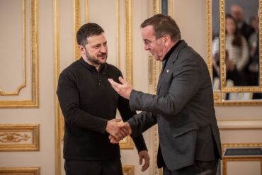 Der ukrainische Präsident Wolodymyr Selenskyj (l) dankte Deutschland einmal mehr für die geleistete Militärhilfe.