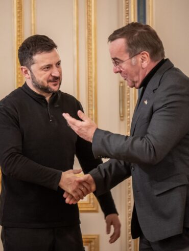 Der ukrainische Präsident Wolodymyr Selenskyj (l) dankte Deutschland einmal mehr für die geleistete Militärhilfe.