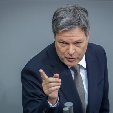 Kanzlerkandidat Robert Habeck (Grüne) wirft der Union Wortbruch vor.
