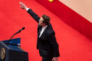 Mit dieser Geste hat Musk am Tag von Trumps Amtseinführung für Empörung gesorgt. (Archivbild)