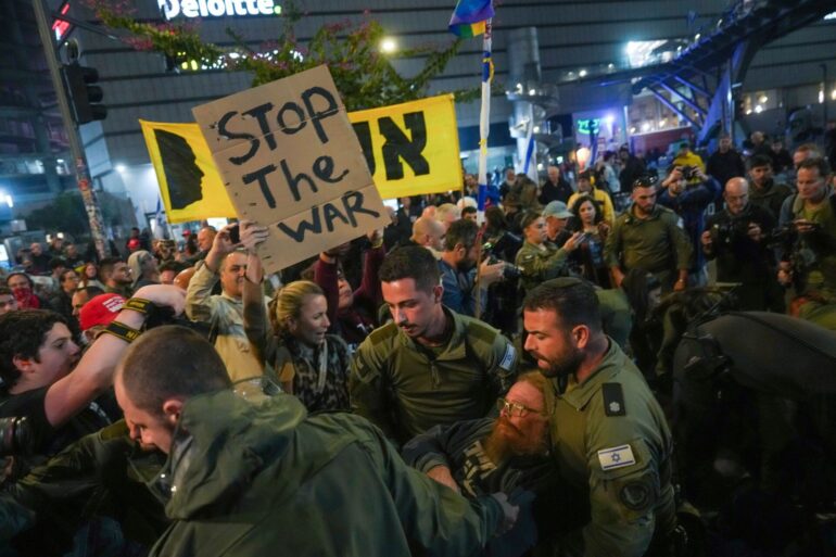 Tausende haben in Israel für einen Geisel-Deal demonstriert.
