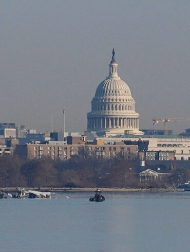 Am Morgen nach dem Absturz suchen Helfer nach Überlebenden und Toten in Washington.