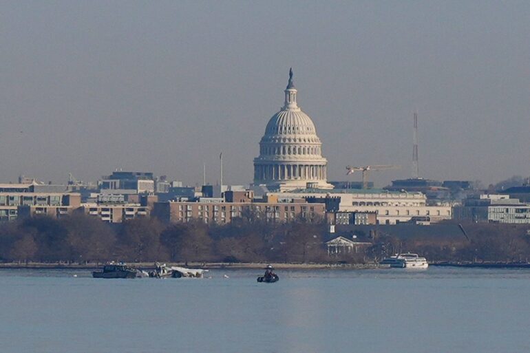 Am Morgen nach dem Absturz suchen Helfer nach Überlebenden und Toten in Washington.