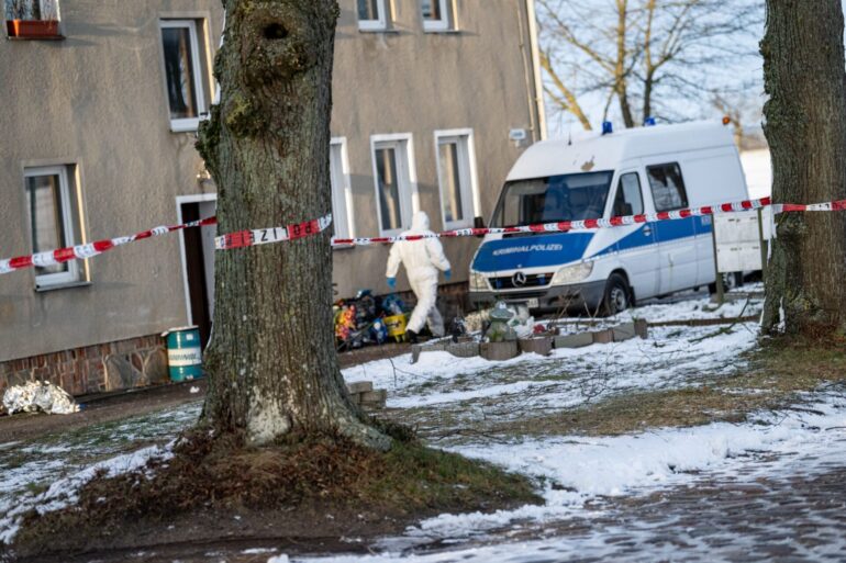 Die Polizei ist nach einer Gewaltattacke in einem Ortsteil von Casekow in der brandenburgischen Uckermark im Einsatz und sichert Spuren.