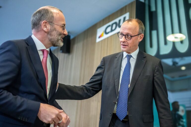 Nachdem Spitzenvertreter der Europäischen Volkspartei in Berlin über ihre Schwerpunkte für 2025 beraten haben, informieren Unions-Kanzlerkandidat Friedrich Merz und EVP-Chef Manfred Weber die Öffentlichkeit.