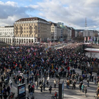 Mehr als 20.000 Menschen nahmen nach Polizeiangaben an der Kundgebung in Hamburg teil - mehr als 5.000 an einer weiteren.