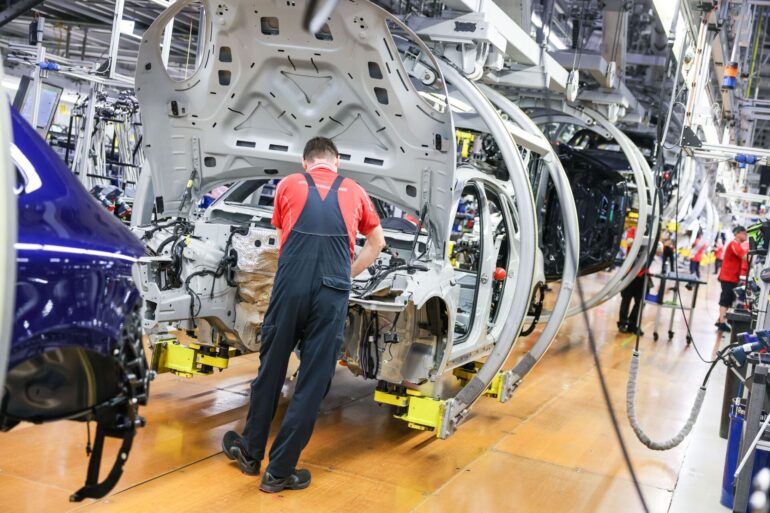 Im verarbeitenden Gewerbe wurden laut der Bundesagentur im vergangenen Jahr 90.000 Stellen abgebaut.