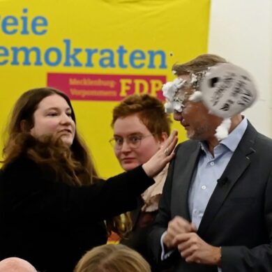 Der Schaum traf FDP-Chef Christian Lindner mitten ins Gesicht.