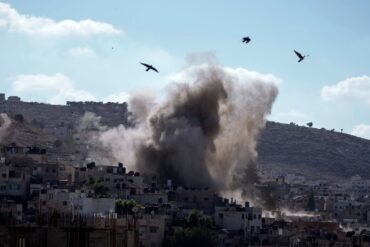 Bei einem israelischen Luftangriff auf die Stadt Dschenin im israelisch besetzten Westjordanland sind mindestens sechs Menschen getötet worden.