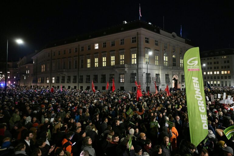 Tausende versammelten sich vor dem Kanzleramt.
