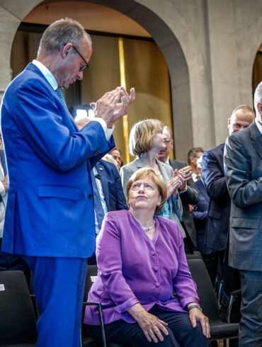 Das Verhältnis von Merkel und Merz gilt als belastet. (Archivbild)