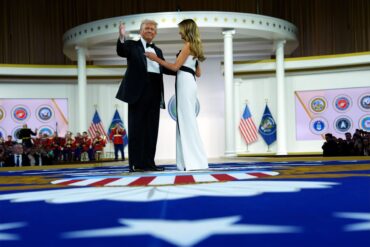 Langsam und bedächtig tanzen Trump und seine Frau Melania über das Parkett.