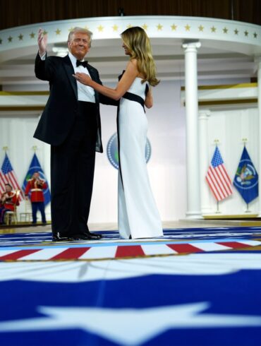 Langsam und bedächtig tanzen Trump und seine Frau Melania über das Parkett.
