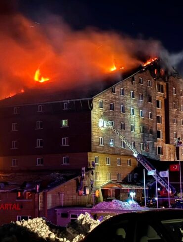 Der Brand in dem Hotel brach in der Nacht aus.