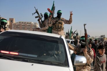 Menschenmenge begrüßt bewaffnete Mitglieder der Terrororganisationen Hamas und Islamischer Dschihad.