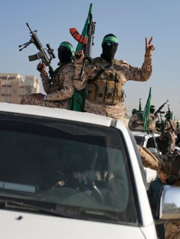 Menschenmenge begrüßt bewaffnete Mitglieder der Terrororganisationen Hamas und Islamischer Dschihad.