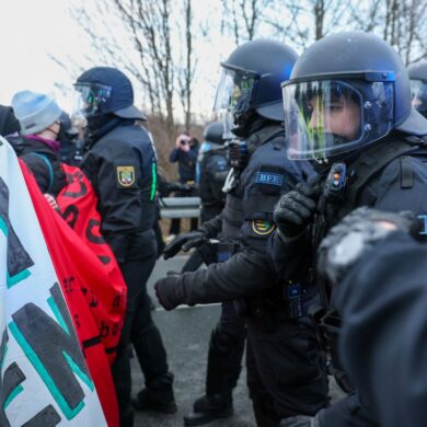 Der AfD-Bundesparteitag in Riesa wird begleitet von massiven Protesten.