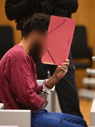 Der Angeklagte Sulaiman A. sitzt beim Prozessauftakt im Gerichtssaal.