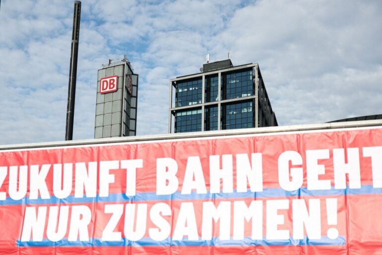 Bahn und EVG haben mehrere Tage am Stück verhandelt. (Archivbild)