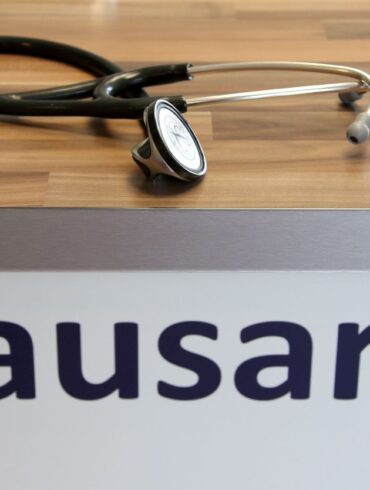 Ein Hausarzt in Spenge wird von einem Patienten zusammengeschlagen - jetzt fordern Mediziner eine Strafrechtsverschärfung. (Symbolbild)