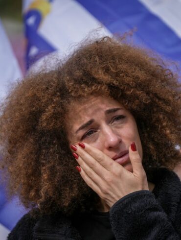 Weinende Frau auf dem Platz der Geiseln in Tel Aviv.