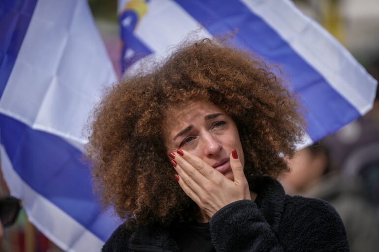 Weinende Frau auf dem Platz der Geiseln in Tel Aviv.