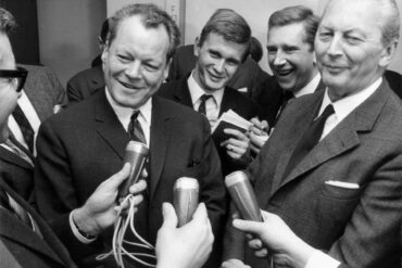 Die erste «Groko»: CDU-Kanzlerkandidat Kurt Georg Kiesinger und SPD-Chef Willy Brandt besiegeln 1966 das Bündnis aus Union und Sozialdemokraten, die zusammen auf fast 87 Prozent der Stimmen kamen (2021: 50 Prozent).