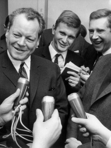 Die erste «Groko»: CDU-Kanzlerkandidat Kurt Georg Kiesinger und SPD-Chef Willy Brandt besiegeln 1966 das Bündnis aus Union und Sozialdemokraten, die zusammen auf fast 87 Prozent der Stimmen kamen (2021: 50 Prozent).
