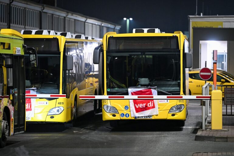 Am Freitag wird in mehreren Bundesländern der Nahverkehr bestreikt. (Symbolbild)